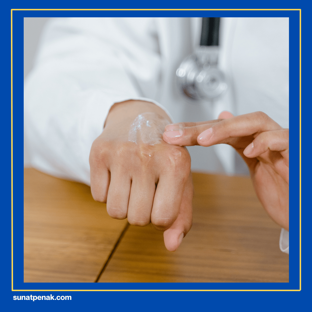Oleskan Salep Antibiotik atau Krim Anti-inflamasi.