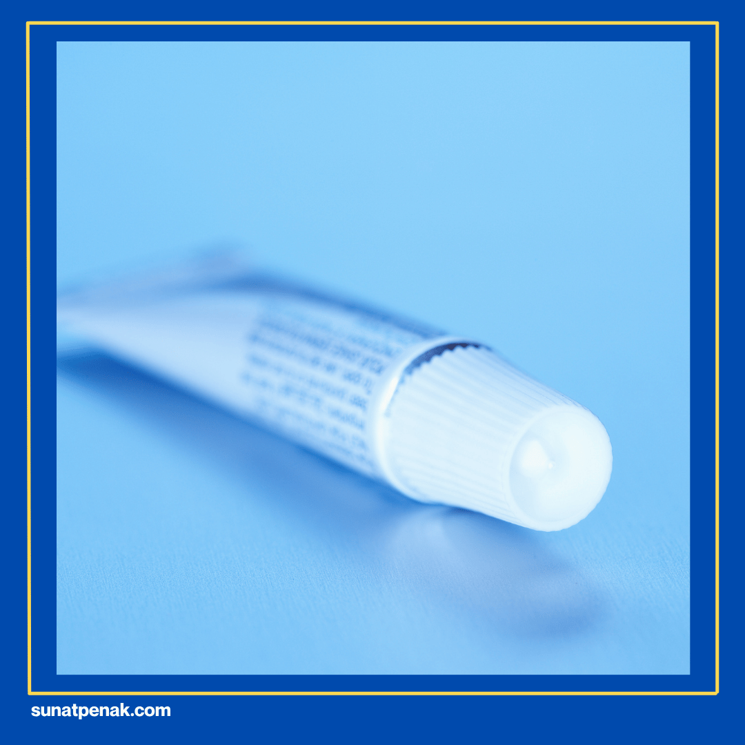 Menggunakan Salep Antibiotik